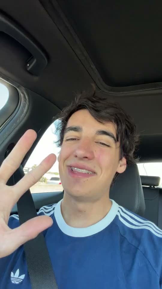 Cuadro del video crudo: una persona habla a cámara dentro de un auto, sin textos ni subtítulos.