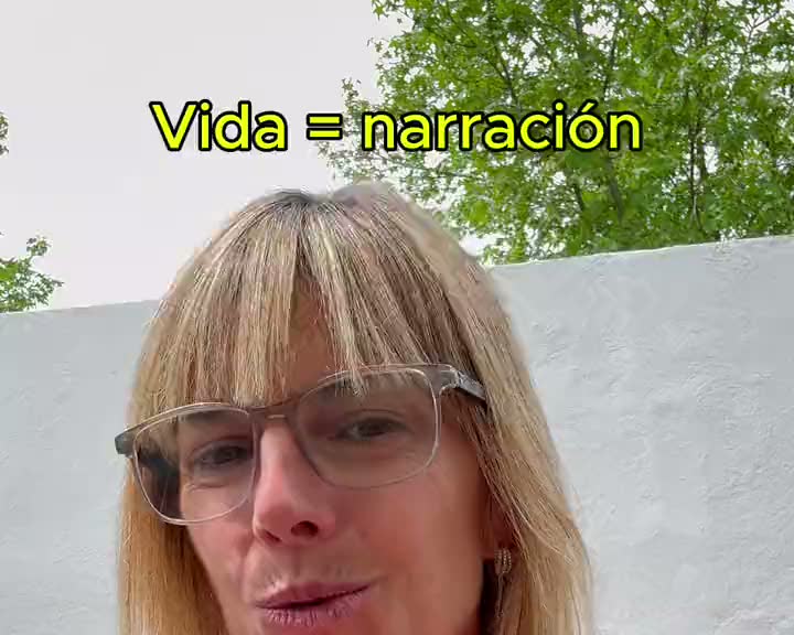 Recorte de una reseña de un libro ya editada: la frase «Vida = narración» en amarillo arriba de la cabeza de quien habla.