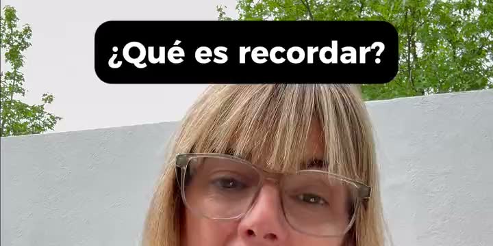 Recorte de una reseña de un libro ya editada: la pregunta «¿Qué es recordar?» en una placa arriba de la cabeza de quien habla.
